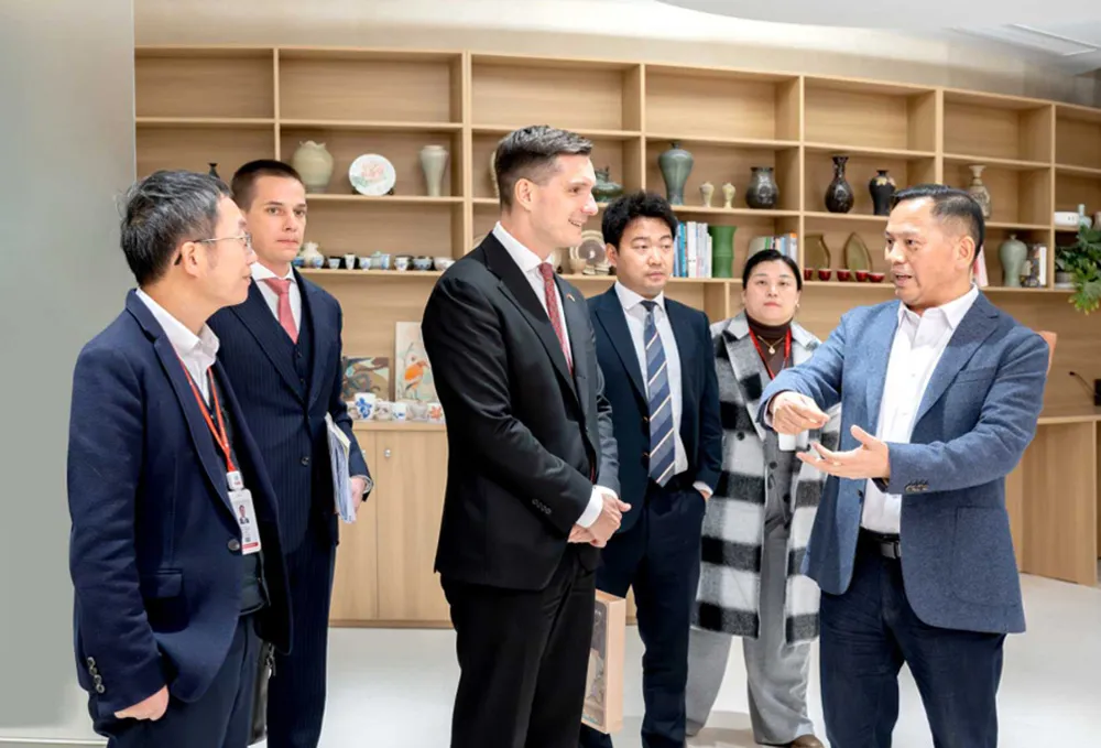 H.E. El Sr. Máté Pesti, Embajador Extraordinario y Plenipotenciario de Hungría ante la República Popular China, visita el sensor cúbico y el instrumento CO., Ltd.